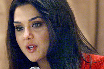 Preity Zinta blessed to get Big B’s support